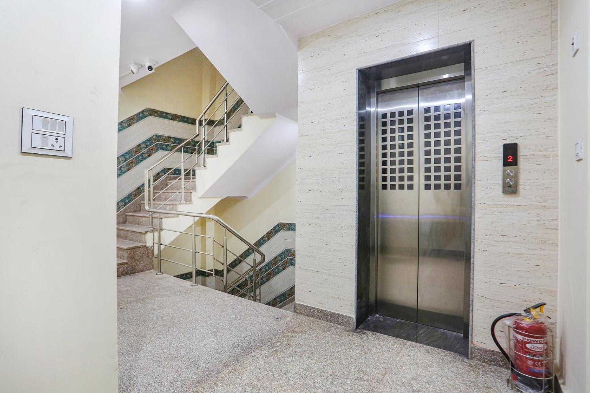 Fabhotel Taugan - Nr Yashobhoomi Convention Centre Hotel